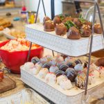 Etagere mit Cake Pops und schokolierten Erdbeeren für die Bridal Shower