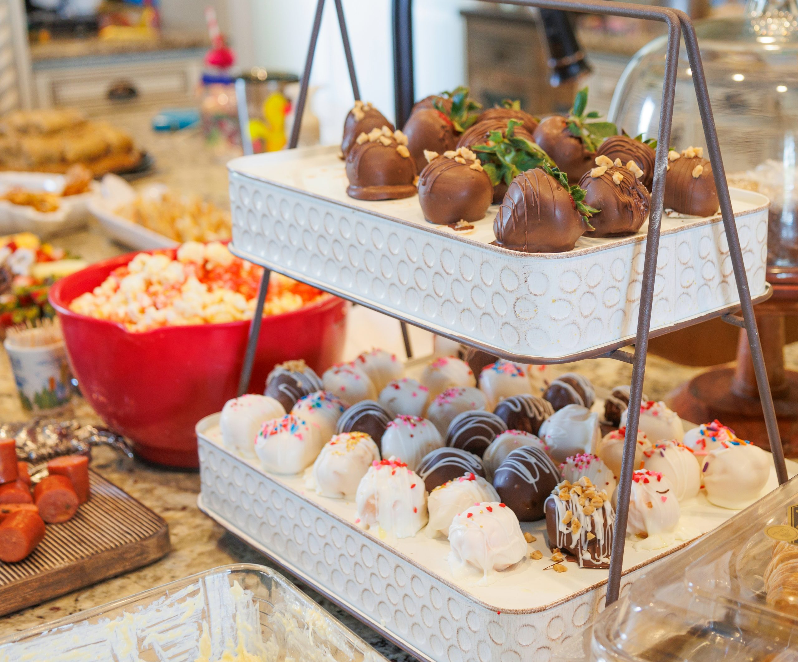 Etagere mit Cake Pops und schokolierten Erdbeeren für die Bridal Shower
