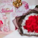 Bridal-Shower-Dekoration mit Rosen und Luftballons