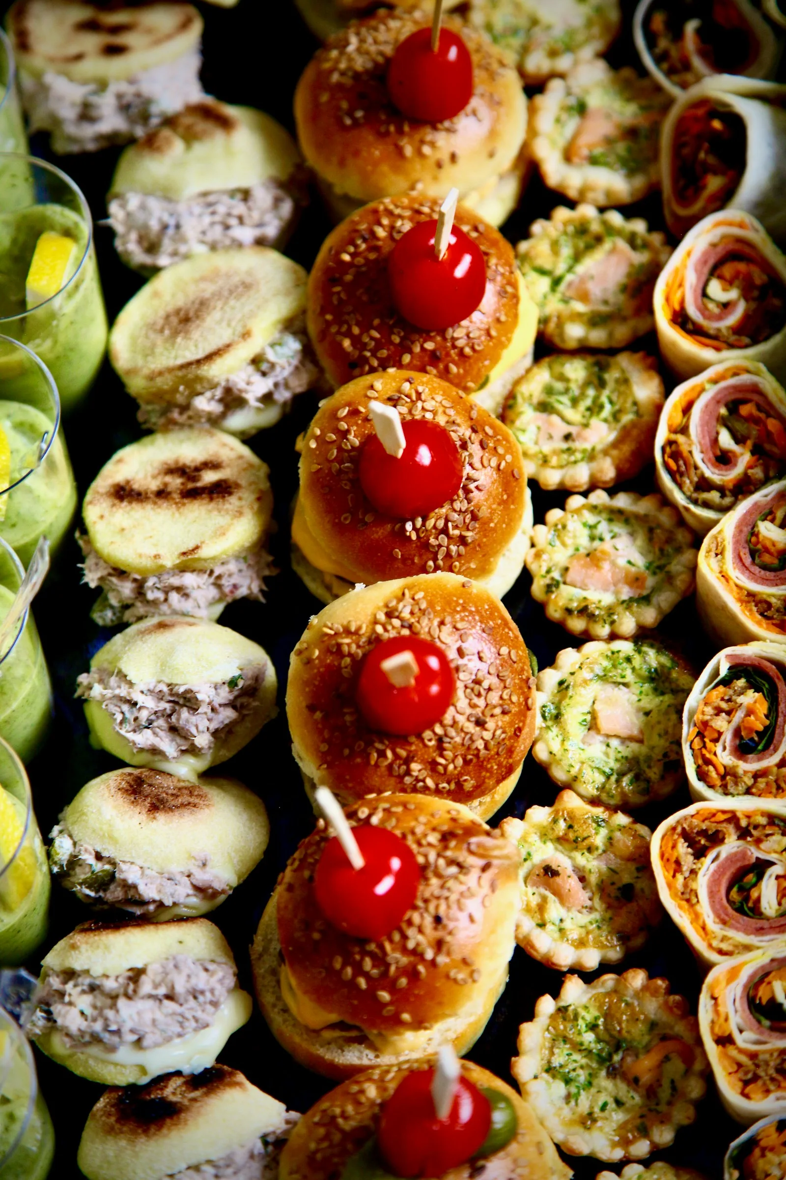 Bunt bestücktes Business Buffet mit Mini Burgern und Wraps
