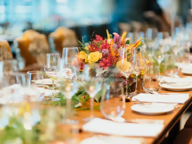 Elegant eingedeckte Tafel mit Blumendekoration beim Catering in Düsseldorf