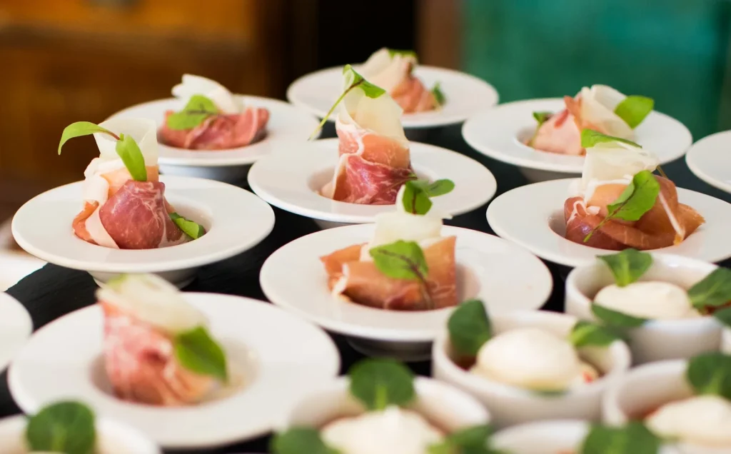 Elegante Canapé Teller im Business Catering Sortiment