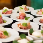 Elegante Canapé Teller im Business Catering Sortiment