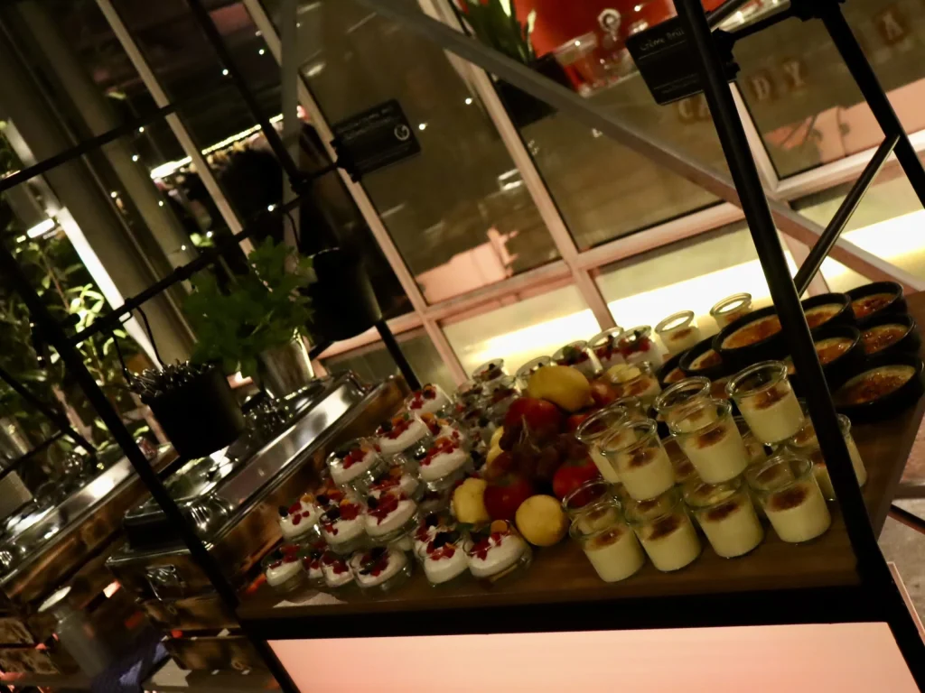 Übersicht eines Dessert-Buffets mit Mousse-Gläsern und kleinen Kuchen