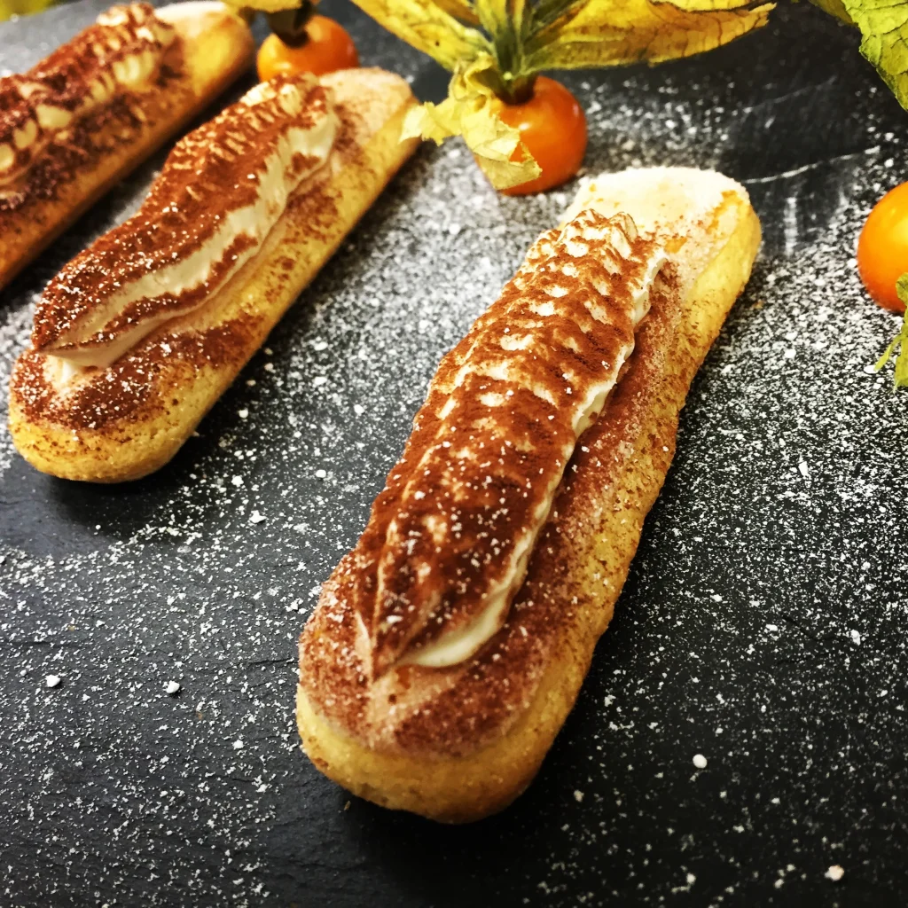 Mini-Tiramisu als süßes Fingerfood mit Kakaopulver bestäubt