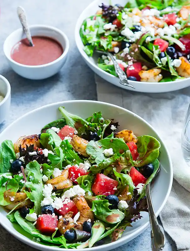 Frischer bunter Salat mit Beeren und Feta als Bestandteil des Caterings von BROSEN - Kocht