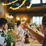 Getränkeservice mit Weingläsern beim Business Catering Empfang