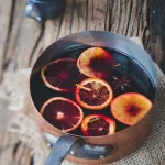 Hausgemachter Glühwein mit Orangen für die Weihnachtsfeier