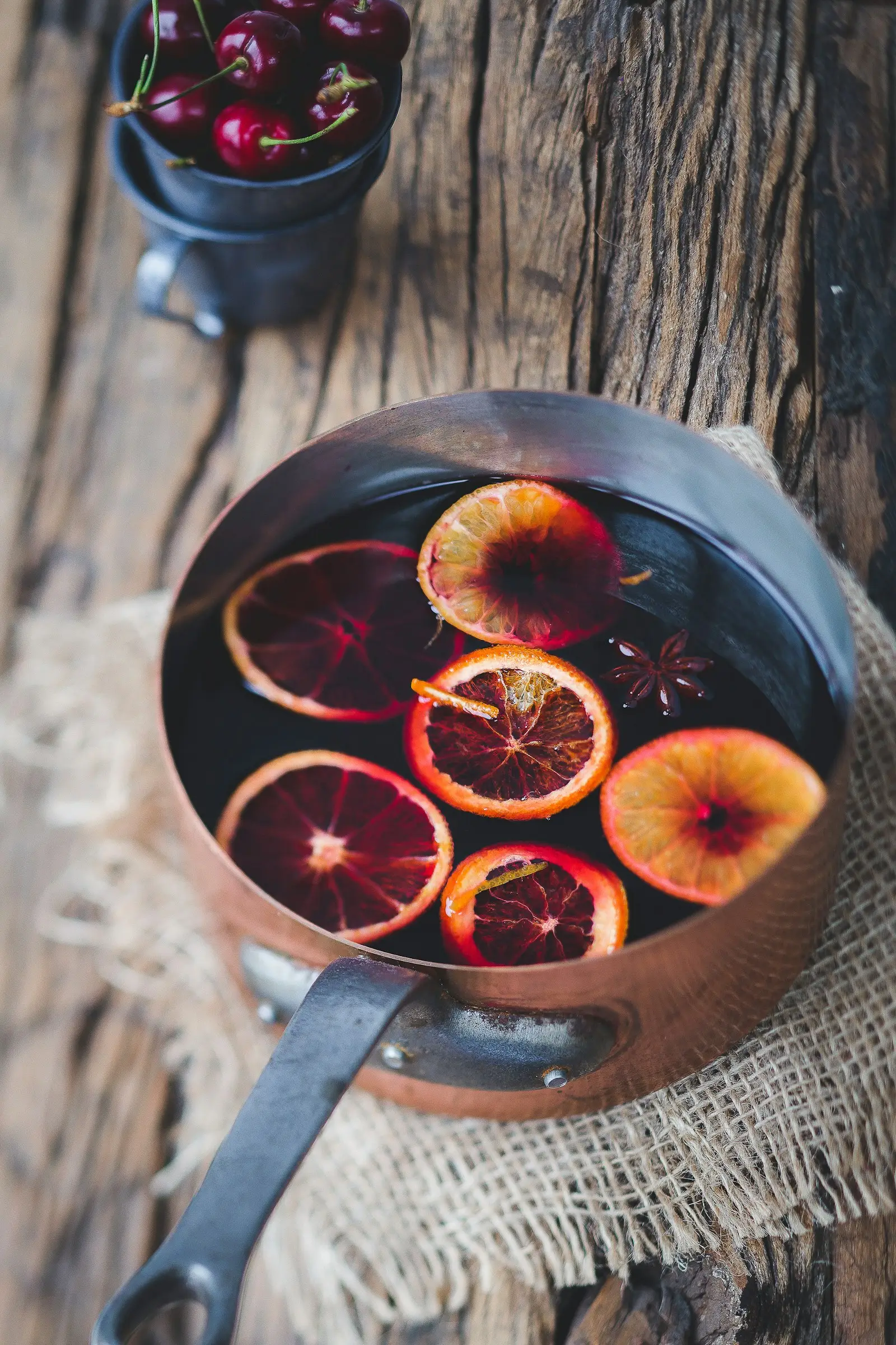Hausgemachter Glühwein mit Orangen für die Weihnachtsfeier