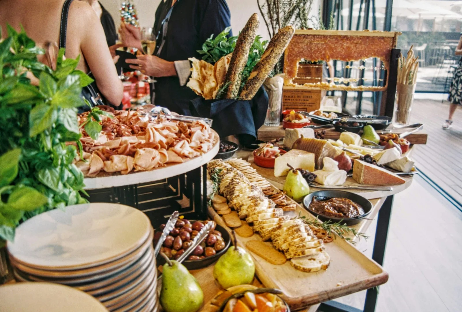 Elegantes Business Catering Buffet mit Antipasti und Fingerfood in Düsseldorf