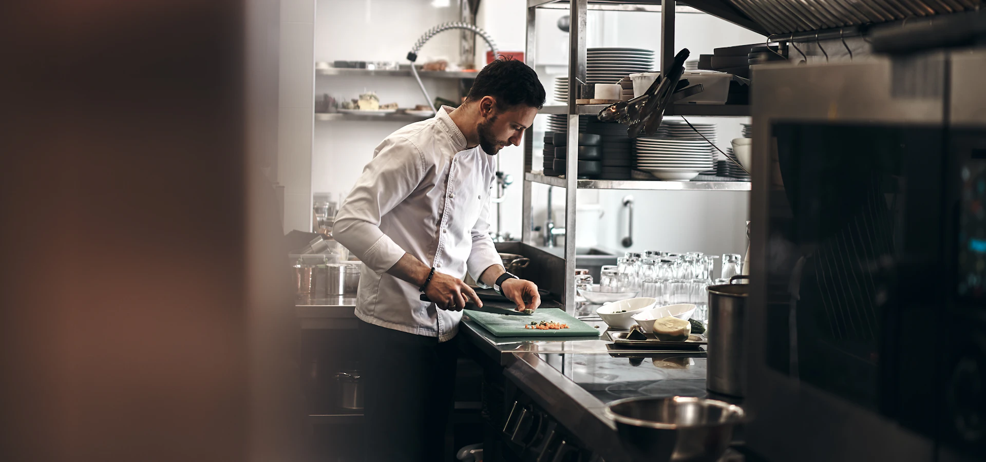 Professioneller Koch beim Live-Cooking-Event im Bergischen Land