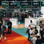 Belebte Messehalle mit Fachbesuchern auf der Messe Düsseldorf