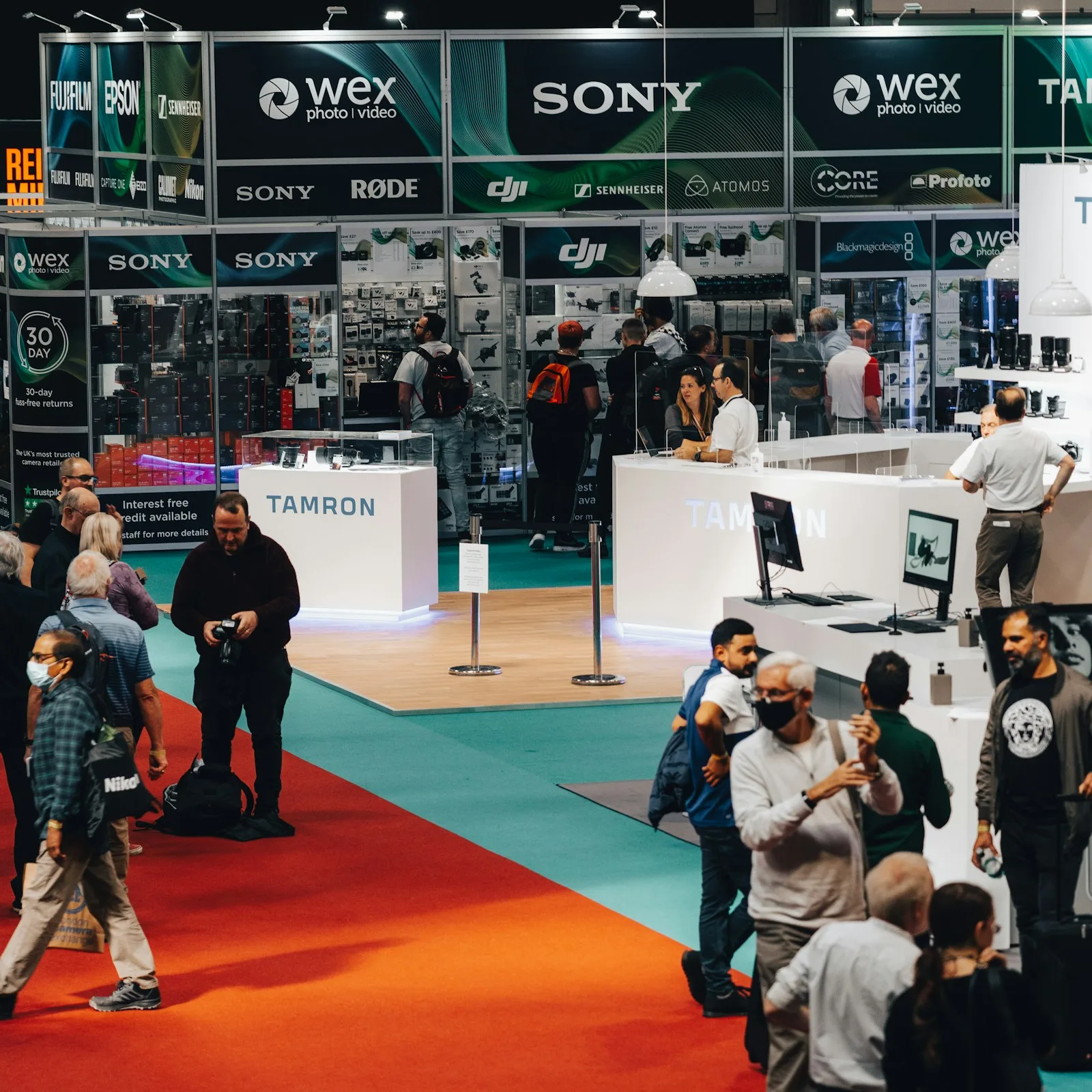 Belebte Messehalle mit Fachbesuchern auf der Messe Düsseldorf