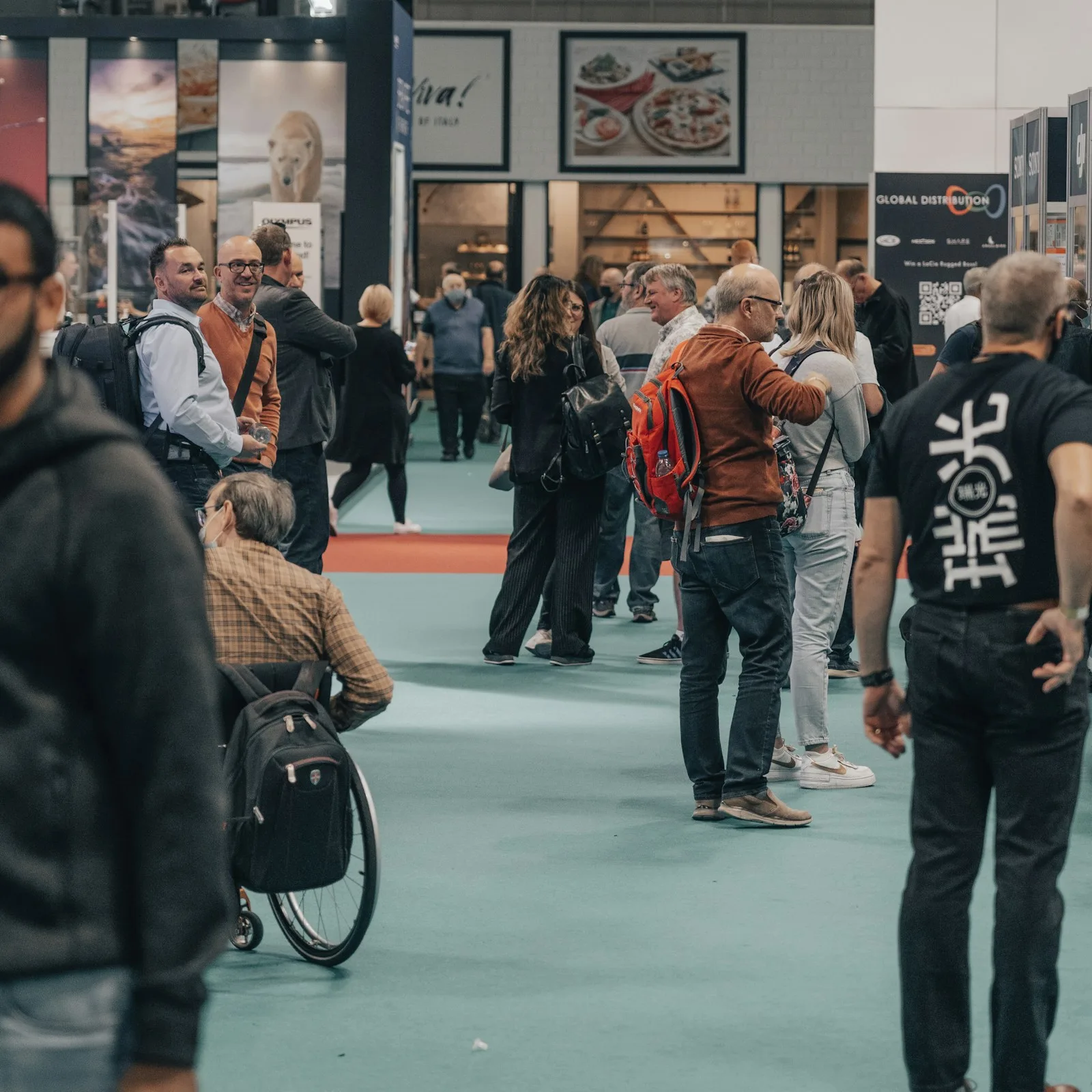 Besucher am Messestand während eines Fachbesuchs in Düsseldorf