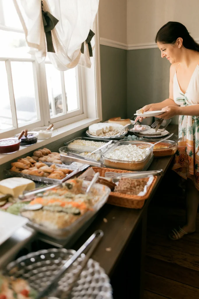 Servicekraft richtet Buffet beim Partyservice in Düsseldorf an