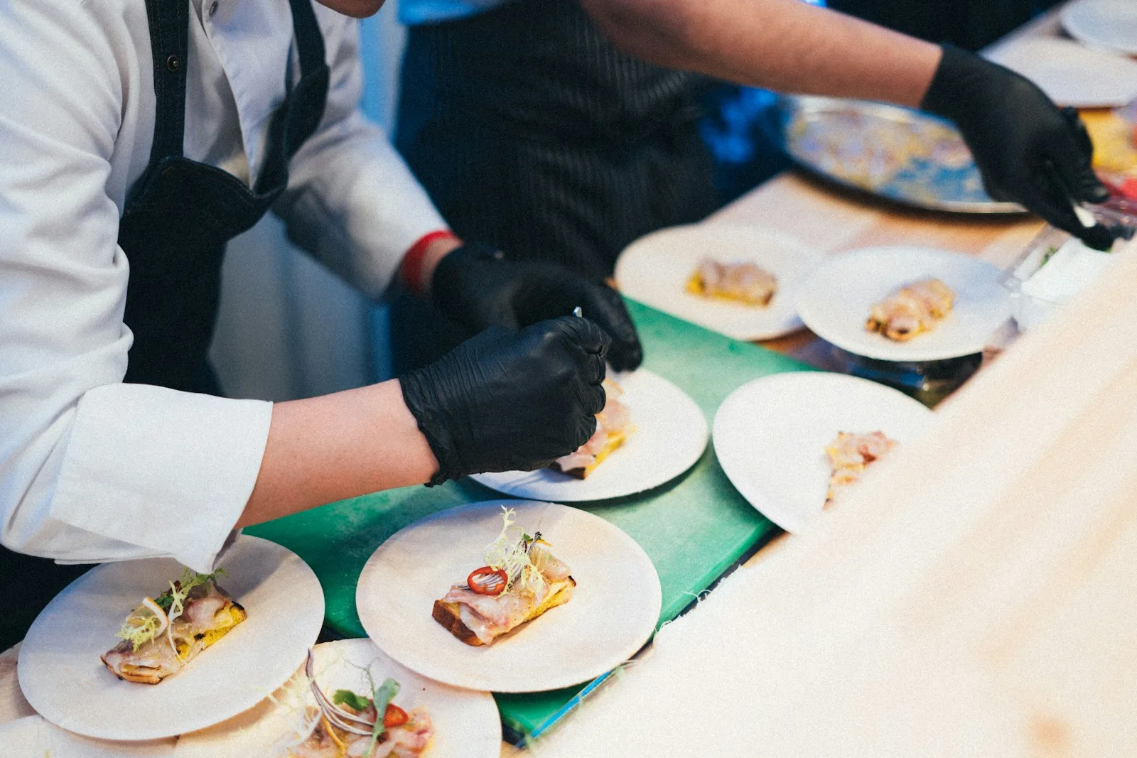 Servicepersonal richtet Teller beim Business Catering an