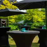 Loungemöbel und Stehtische im Garten beim Sommerfest in Düsseldorf
