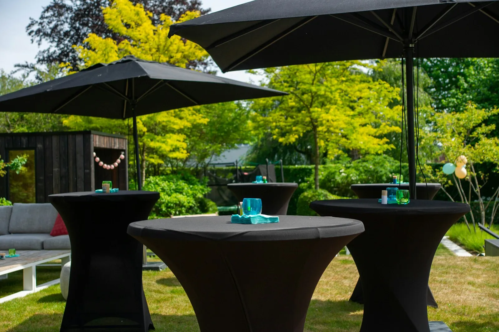 Loungemöbel und Stehtische im Garten beim Sommerfest in Düsseldorf