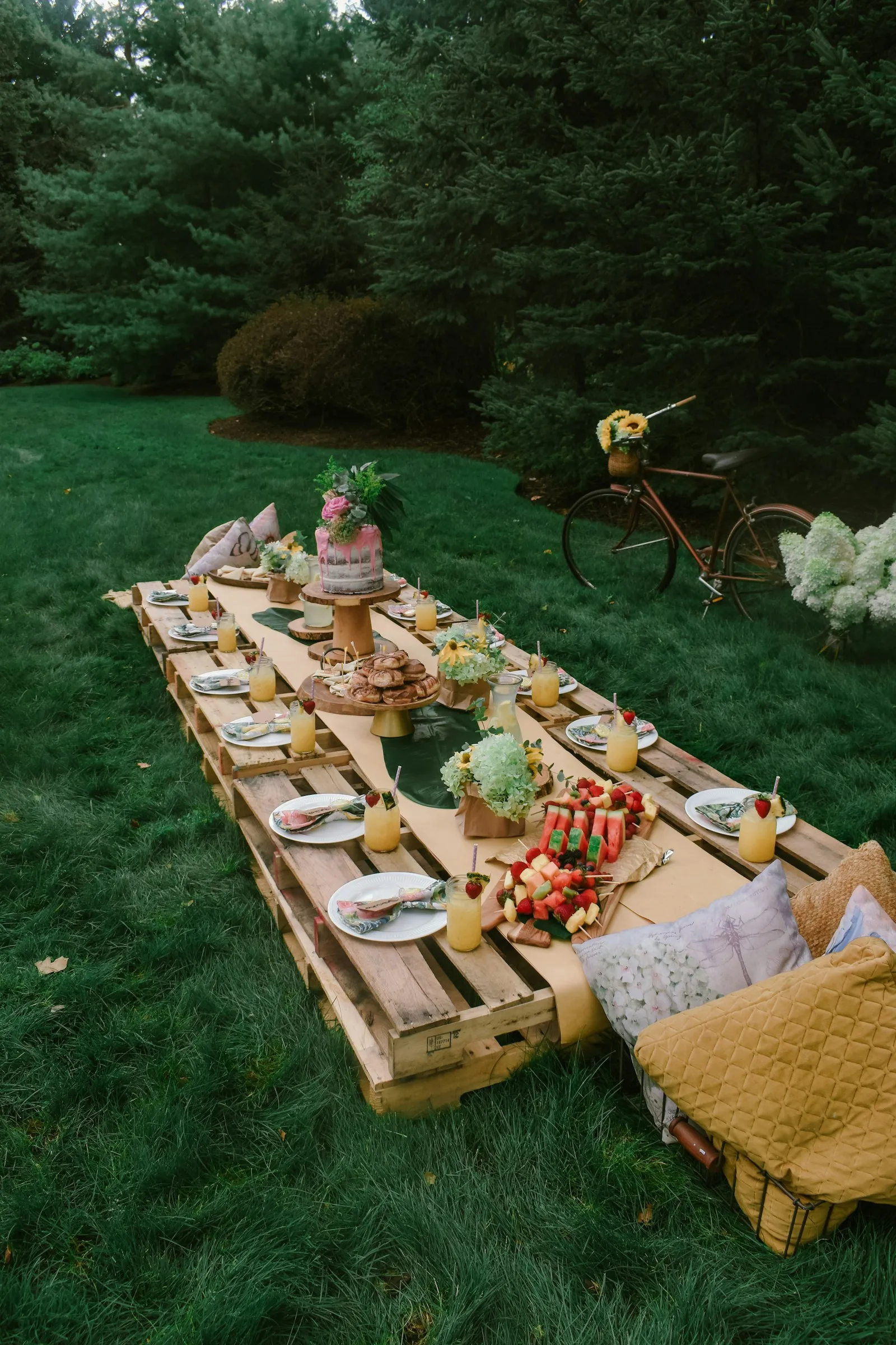 Festlich gedeckte Picknicktafel im Garten beim Sommerfest Catering