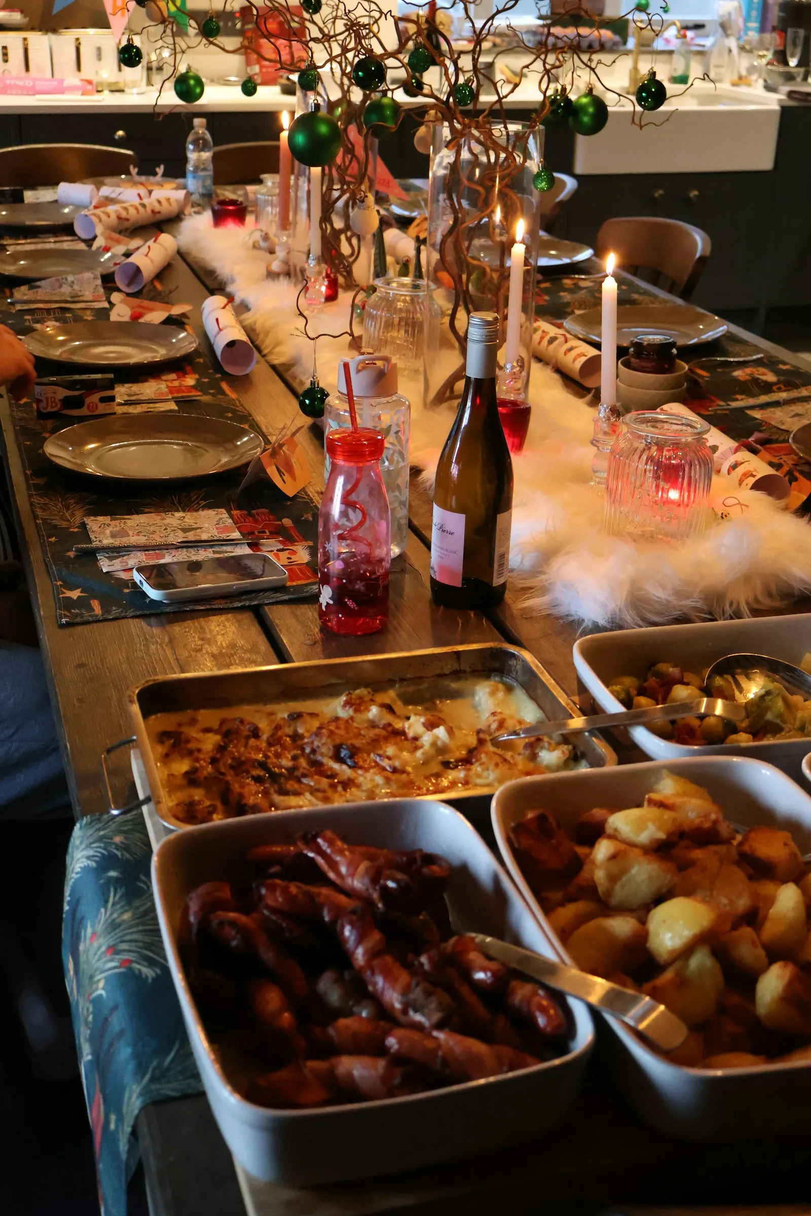 Festlich gedeckte Tafel mit Kerzen und Speisen für die Weihnachtsfeier in Düsseldorf