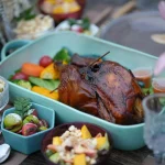 Festliches Weihnachtsmenü mit Braten und winterlichem Gemüse