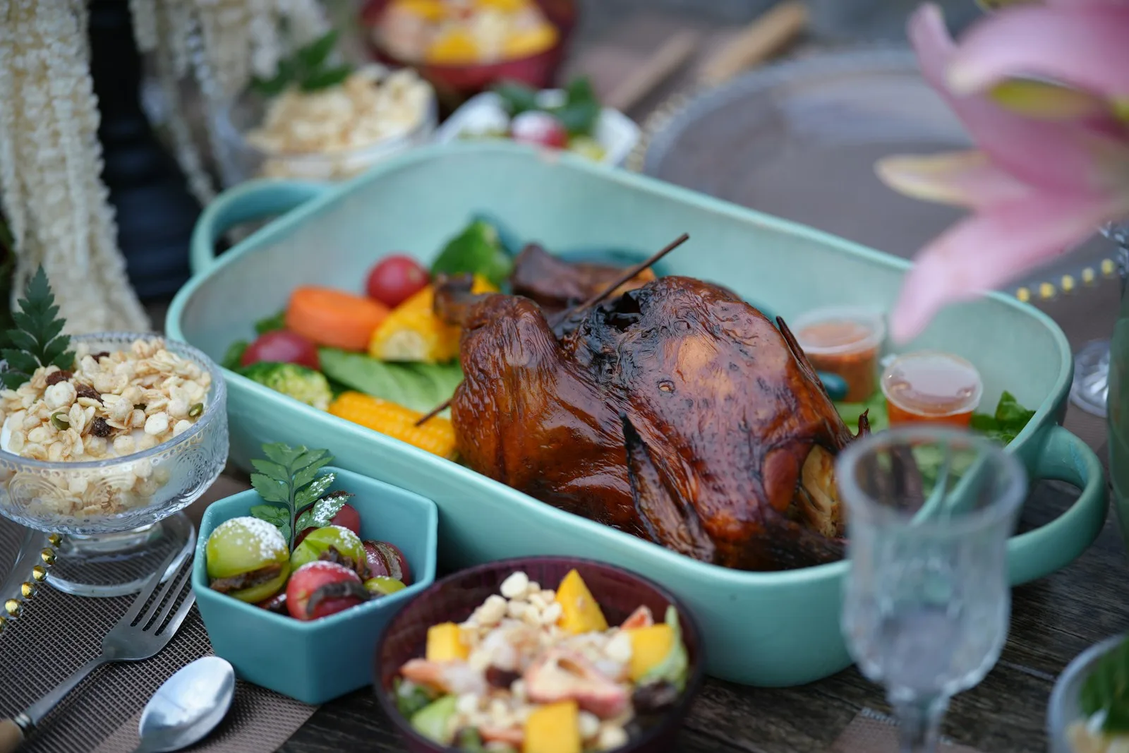 Festliches Weihnachtsmenü mit Braten und winterlichem Gemüse