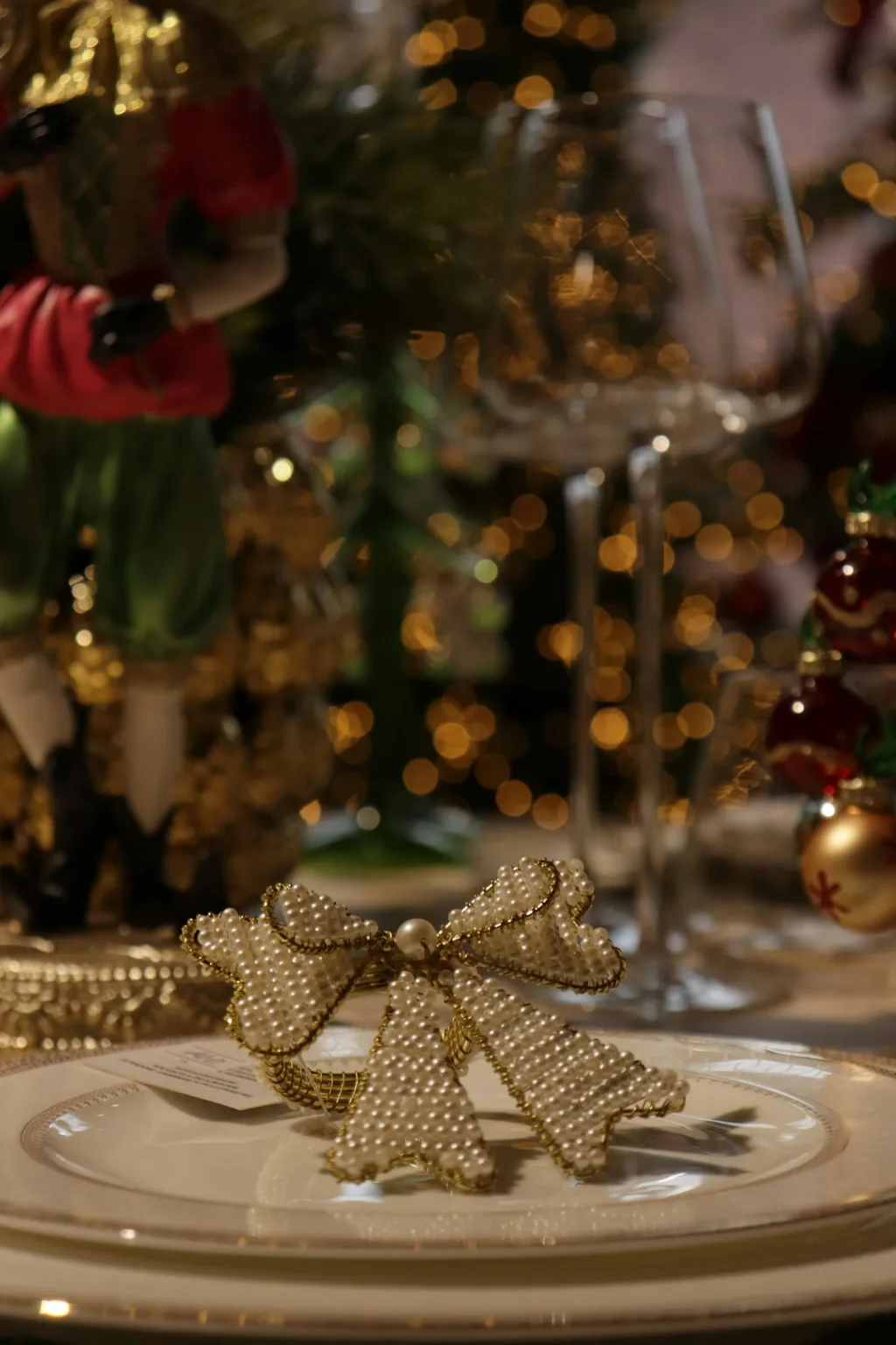 Elegant gedeckte Weihnachtstafel mit Kerzenlicht für die Firmenfeier