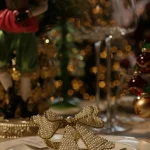 Elegant gedeckte Weihnachtstafel mit Kerzenlicht für die Firmenfeier