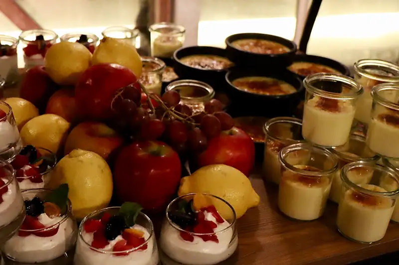 Dessertbuffet mit Crème brûlée, Desserts im Glas und frischem Obst