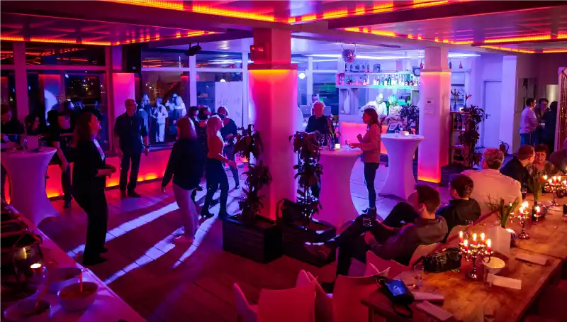 Gäste feiern auf der Terrasse der Eventlocation Rheinclub 297 in Düsseldorf